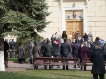 Жители зараженных коронавирусом Черновцов предпочли карантину службу в церкви (фото)