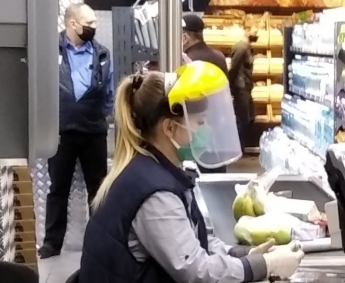 На двоих со сменщицей - кассир супермаркета озадачил рассказом об "индивидуальных" средствах защиты