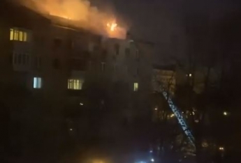 Из огня вырывались десятки людей: в России вспыхнул "адский" пожар в многоэтажке, видео