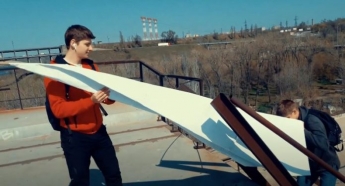 В Запорожье подростки запустили с моста через Днепр огромный "самолётик" (ВИДЕО)