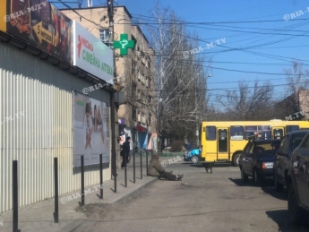 Кому коронавирус не страшен - бездомная устроила "пикник на обочине" в центре Мелитополя (фото, видео)