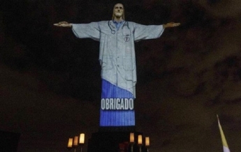 На статую Христа в Рио-де-Жанейро 