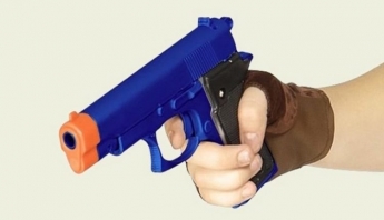 В Запорожской области разгуливает агрессивный мужчина с игрушечным пистолетом