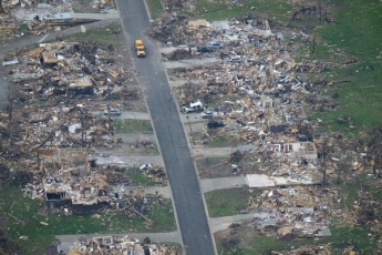 По США пронеслась серия торнадо: количество жертв выросло. Жуткие фото и видео разрушений