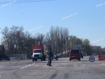 В Мелитополе ЧП на блок-посту - водитель оказал сопротивление полицейскому. Фото с места происшествия