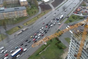Остановились десятки авто: в Киеве серьезное ДТП парализовало движение, фото