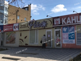 В Мелитополе люди в масках и с оружием связали продавца магазина и украли деньги из кассы (фото)