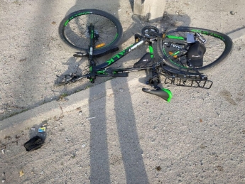 В Запорожье "MAZDA" сбила велосипедиста: пострадавший в тяжелом состоянии (фото)
