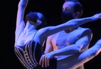 В Чехии показали безопасный балет в масках (видео)