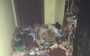 В харьковской квартире под завалами мусора нашли женщину