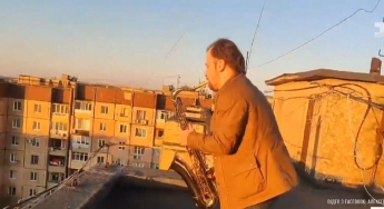 Карантин в Кривом Роге: музыкант устроил концерт на крыше многоэтажки. Видео