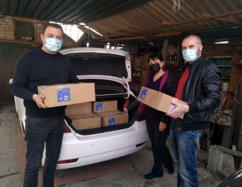 В Мелитополе развозят продукты и лекарства от фонда Петра Порошенко - кто их получит
