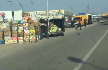 Карантин: под Херсоном возник километровый "рынок" (фото, видео)