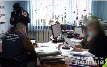 В Киеве работницы миграционной службы выдавали паспорта 