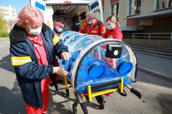 Запорожской области передали два биобокса для транспортировки больных с COVID-19