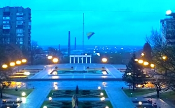 Момент падения флага в центре Мелитополя попал на камеру (видео)