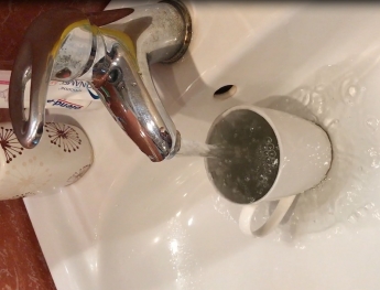 Чистый четверг по-мелитопольски - из кранов в квартирах течет серая вода (видео)