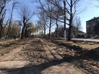 В Мелитополе вдоль парка прокладывают новый тротуар (фото)