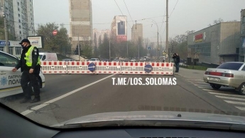 В Киеве на дороге образовалась большая яма: фото серьезного ЧП
