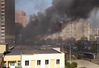 В Киеве горит ресторан в Дарницком районе (видео)