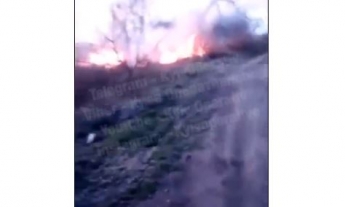 Парочка на скутерах устраивает пожары под Киевом: видео с 