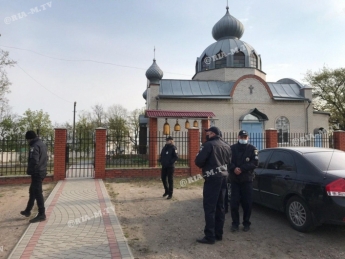 В Мелитополе полиция не пускает горожан в церкви (фото, видео)