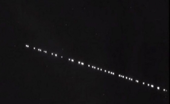 В небе над Мелитополем заметили парад спутников Илона Маска (видео)