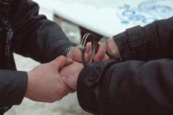В Мелитополе задержали мужчину на глазах у прохожих (видео)