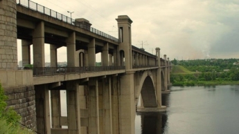 В Запорожье мост Преображенского рушится под колёсами автомобилей (ВИДЕО)