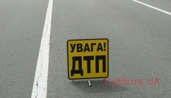 ДТП в Запорожье: водитель врезался в столб. Бетонная конструкция упала на авто (ФОТО)