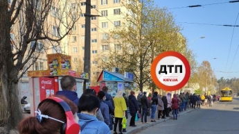 Толпы на остановках и дети без масок: в Киеве многие 