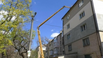 Крыши многоэтажек в Мелитополе ушли в ремонт (фото)