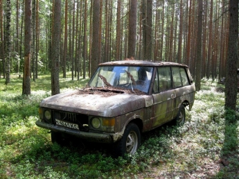 Посреди леса нашли брошенный Range Rover на советских номерах (фото)