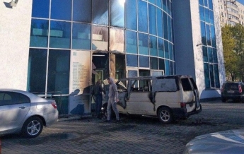 В Харькове горящий бус врезался в стену клиники (фото)