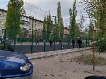 В разгар карантина в Мелитополе подростки устроили футбольный чемпионат (фото)