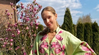 Катя Осадчая очаровала фанатов домашней фотосессией в платье с магнолиями