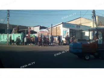В Мелитополе пока рынки закрыты торговцы заняли тротуары (фото)