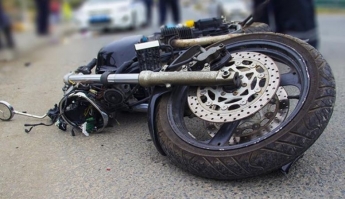В Днепре мотоциклист слетел с байка на большой скорости: видео аварии