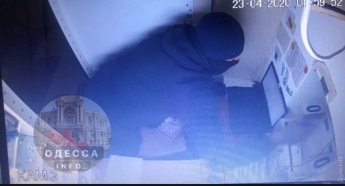 Женщину-кассира связали: в Одессе совершили дерзкий налет на обменник, фото