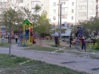 Детвора оккупировала детскую площадку вопреки карантину (фото)