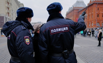 Заломили руки и тащили по земле: в России жестко задержали "нарушившего" карантин врача, фото