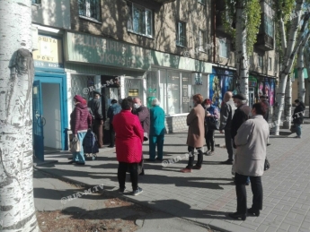 В Мелитополе песионеры штурмуют банки за карантинной тысячей (фото)