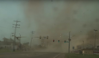Охотник на торнадо показал потрясающие кадры из эпицентра "ада"