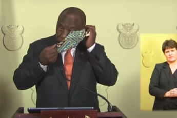 Президент ЮАР попытался надеть маску в прямом эфире, но оконфузился. Видео