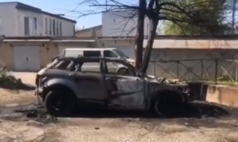 В сети показали, что осталось от сгоревшей в Мелитополе элитной иномарки (видео)
