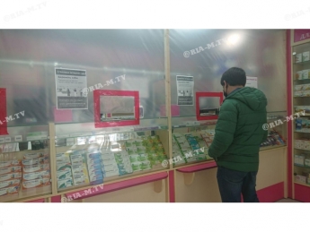 Курьезы. В Мелитополе аптека "забаррикадировалась" от клиентов, защищаясь от коронавируса (фото)