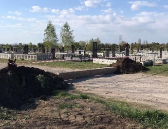 В самом большом селе Украины все подъезды к кладбищу перегородили блоками и лентами (фото)