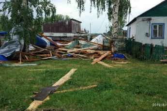 Срывал крыши домов: на Россию обрушился смертельный ураган, видео