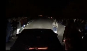 В России на ночных гонках водитель протаранил толпу людей: жуткий момент попал на видео