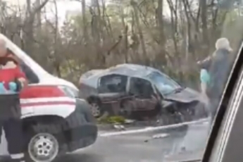 Авто зависло на ограждении: под Киевом произошло лобовое ДТП. Первое видео